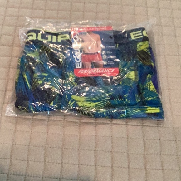 Equipe Blue and Green Performance Shorts Size M - Picture 2 of 5